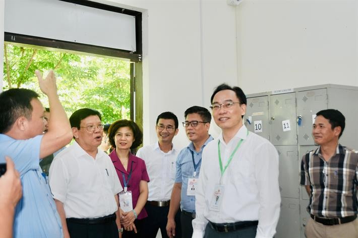 Thứ trưởng Hoàng Minh Sơn kiểm tra công tác chuẩn bị tại Điểm thi Trường THPT Chuyên Nguyễn Bỉnh Khiêm - đây cũng dự kiến là Điểm chấm thi của tỉnh Quảng Nam.