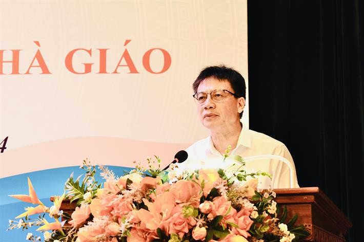 TS Nguyễn Ngọc Ân, Chủ tịch Công đoàn Giáo dục Việt Nam phát biểu tại hội thảo.