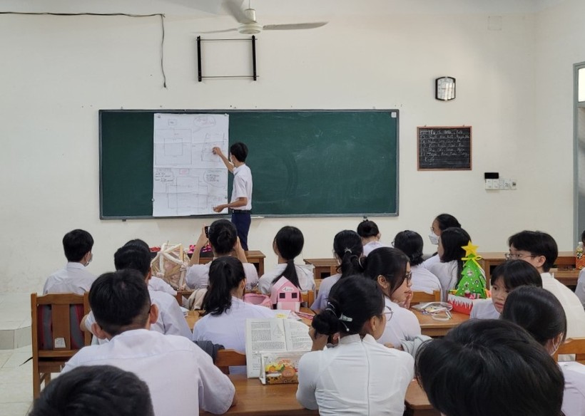 Thầy trò Trường THPT Nguyễn Huệ (Bến Tre) ôn tập thi tốt nghiệp THPT năm 2024. Ảnh: NTCC.