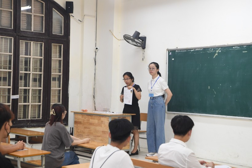 Làm thủ tục dự thi tại Điểm thi Trường THPT Phan Đình Phùng, Hà Nội.