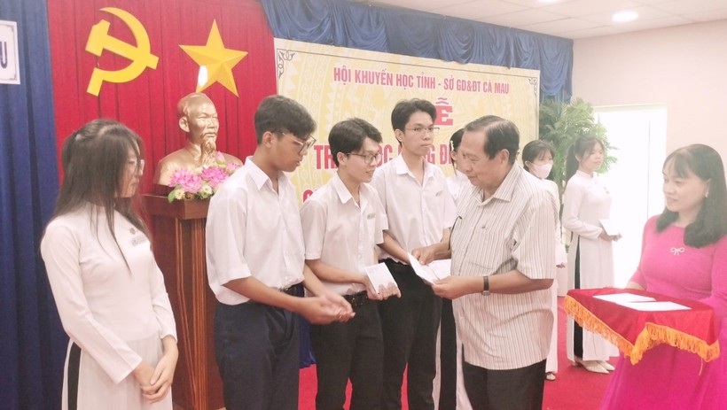 Chủ tịch Hội Khuyến học Cà Mau trao học bổng Đinh Thiện Lý cho học sinh.