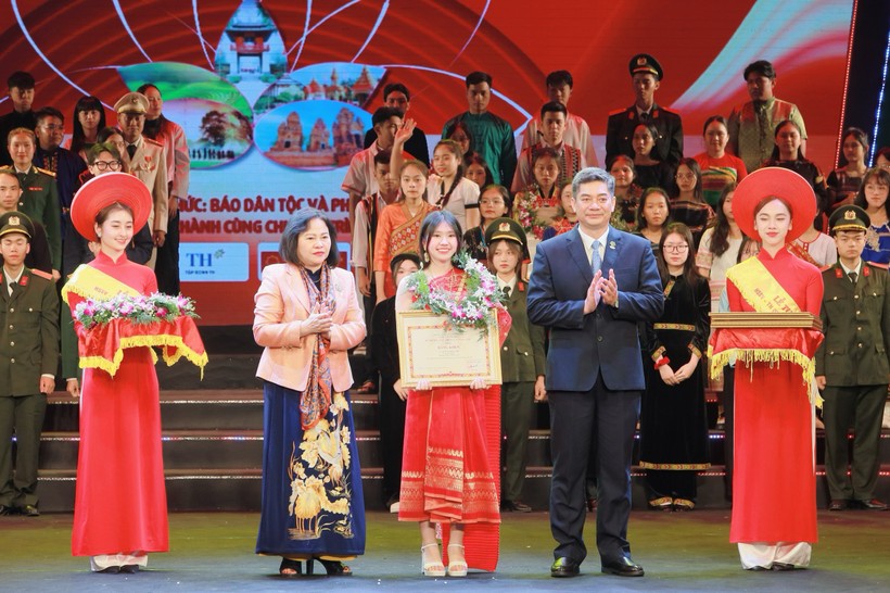 Quách Minh Anh tại lễ Tuyên dương học sinh, sinh viên, thanh niên dân tộc thiểu số xuất sắc, tiêu biểu lần thứ X năm 2023.