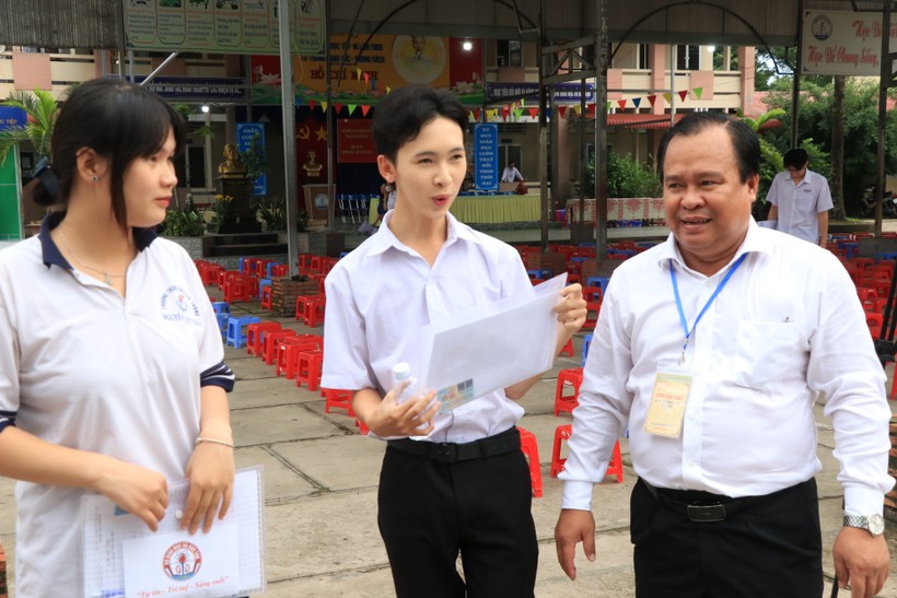 Ông Nguyễn Minh Luân – Phó Chủ tịch UBND tỉnh, kiêm Trưởng Ban Chỉ đạo Kỳ thi tốt nghiệp THPT năm 2024 tỉnh Cà Mau thăm hỏi, động viên thí sinh.
