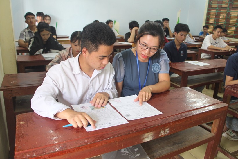 Cán bộ coi thi tại điểm thi THPT Thanh Chăn, huyện Điện Biên kiểm tra thông tin đăng ký dự thi của thí sinh.