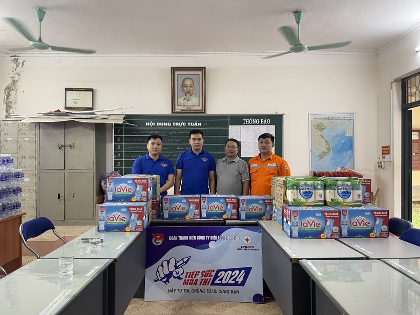 Trao tặng nước và cốc giấy cho điểm thi THPT huyện Điện Biên.