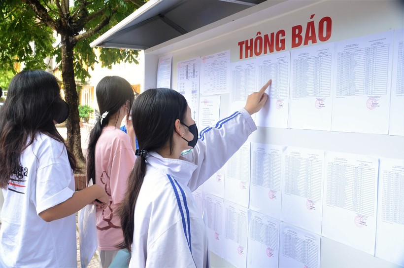 Các thí sinh tại điểm thi THPT thành phố Điện Biên Phủ xem sơ đồ phòng thi, số báo danh.
