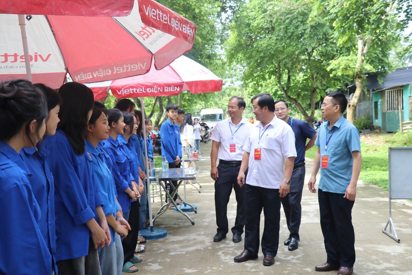 Ông Vừ A Bằng – Phó Chủ tịch UBND tỉnh (áo trắng hàng đầu) và ông Nguyễn Văn Đoạt – Giám đốc Sở GD&ĐT (áo xanh ngoài cùng, tay phải) Điện Biên đã đi kiểm tra các điểm thi và động viên đội tình nguyện.