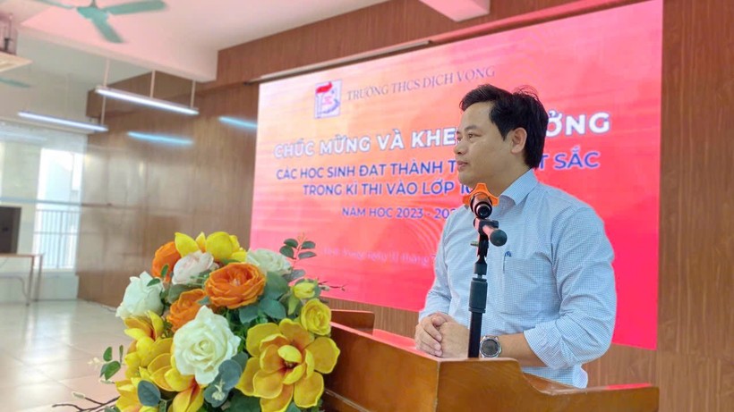 Thầy giáo Lưu Văn Thông – Bí thư Chi bộ, Hiệu trưởng nhà trường phát biểu trong chương trình.