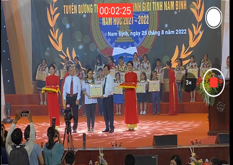 Em Ninh Thị Việt Hà được tuyên dương trong Lễ tuyên dương HSG tỉnh Nam Định năm học 2021 - 2022