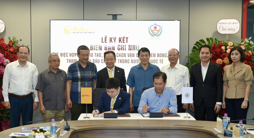 Ông Đỗ Vinh Quang – Phó Chủ tịch HĐQT Tập đoàn T&T Group và ông Trần Đức Phấn – Phó Chủ tịch Hiệp hội thể thao CAND Việt Nam ký biên bản ghi nhớ.