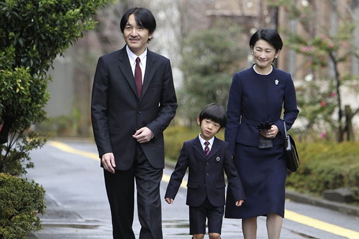 Hoàng tử Hisashito cùng cha mẹ - Thái tử Akishino và Công nương Kiko - trong lần xuất hiện hiếm hoi trước công chúng. Ảnh: JapaneseClass.

