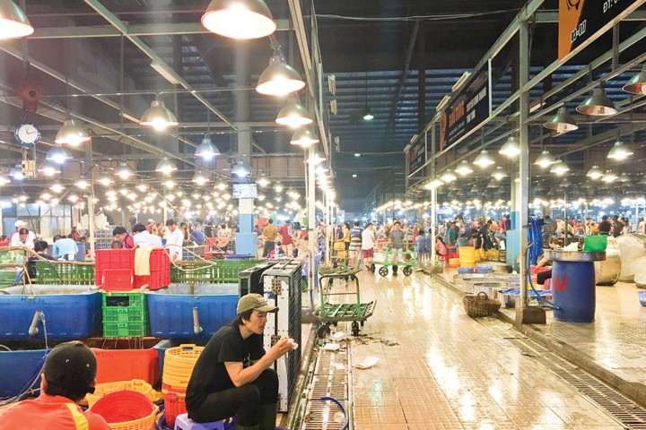 Ánh điện sáng choang, nhộn nhịp tại lồng D, chợ nông sản thực phẩm Bình Điền (Quận 8)