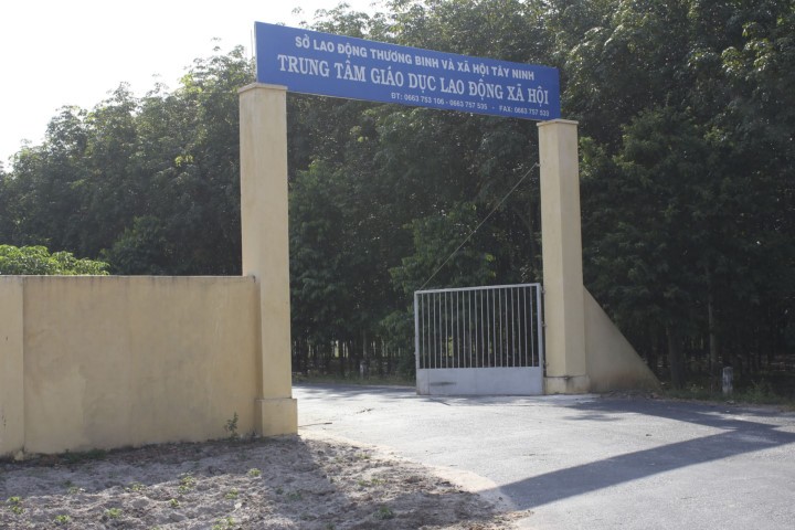Đường vào trụ sở Trung tâm Giáo dục lao động xã hội tỉnh Tây Ninh (xã Tân Hưng, Tân Châu), nơi các học viên trốn khỏi trại cai nghiện