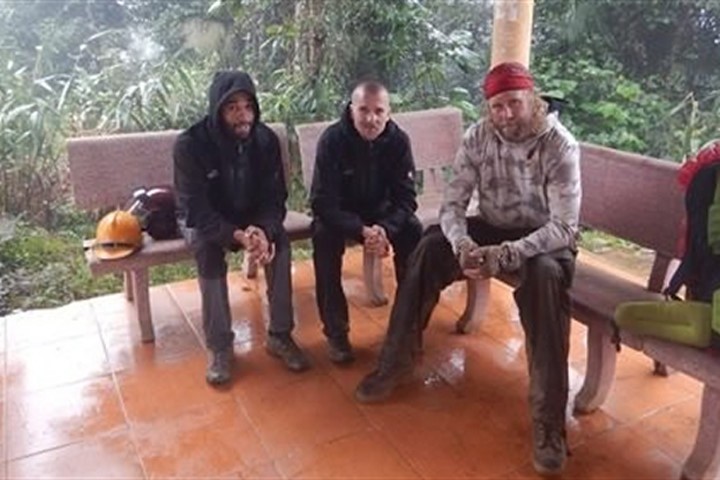 3 du khách người nước ngoài tham quan du lịch VQG Phong Nha - Kẻ Bàng bằng đường "chui" bị phát hiện. Ảnh: Người lao động