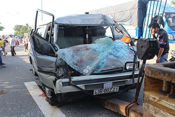 Vụ ô tô tông xe tải khiến 2 người thương vong: Xe ô tô chở gỗ lậu