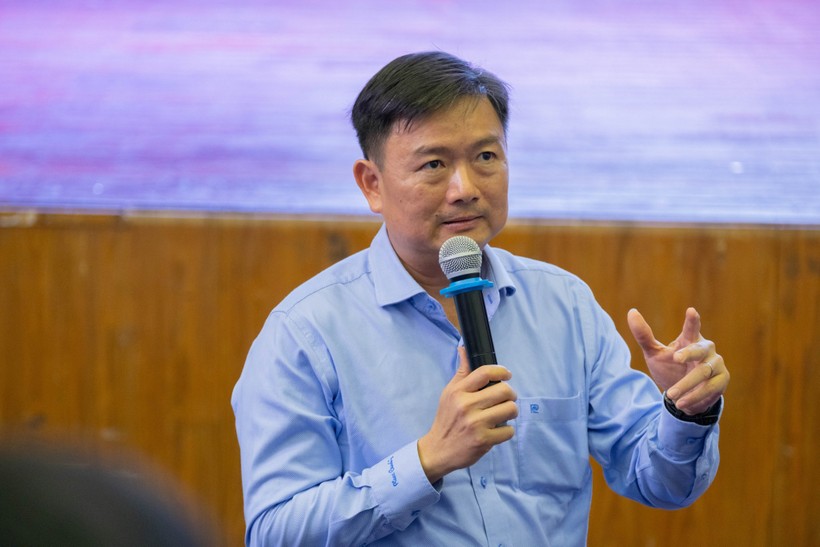 Ông Nguyễn Anh Tuấn, Hiệu trưởng Trường đại học Ngoại ngữ-Tin học TPHCM chia sẻ kinh nghiệm tại hội nghị.