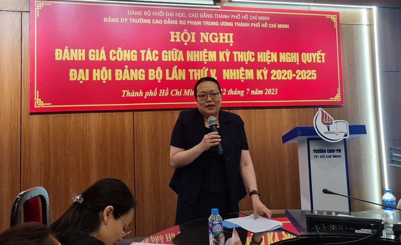 Đồng chí Nguyễn Thị Minh Hồng, Bí thư Đảng ủy Khối phát biểu chỉ đạo hội nghị.
