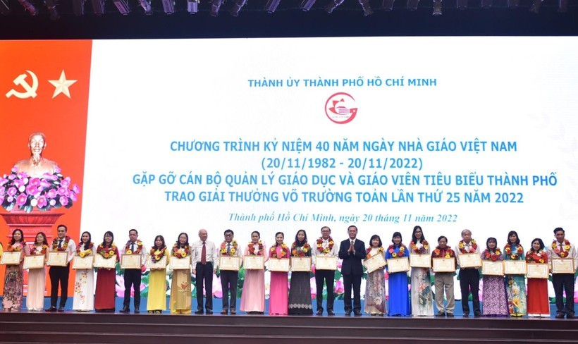 Thứ trưởng Bộ GD&ĐT Nguyễn Văn Phúc và lãnh đạo Ban tuyên giáo Thành ủy TPHCM tặng Bằng khen của Bộ GD&ĐT cho các nhà giáo tiêu biểu đạt giải thưởng Võ Trường Toản.