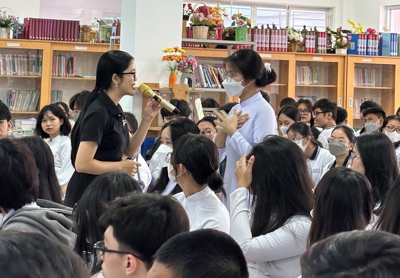 Các học sinh giao lưu cùng từ diễn giả Thanh Ngân.