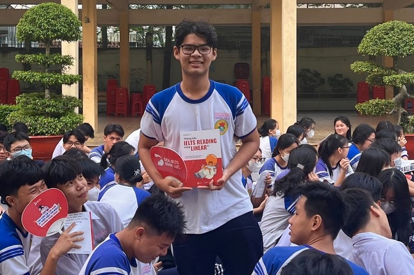 Học sinh trường THPT Lý Thường Kiệt hào hứng nhận quà từ DOL IELTS Đình Lực.