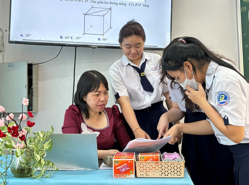 Cô Trần Yến Phương hướng dẫn học sinh làm bài tập.