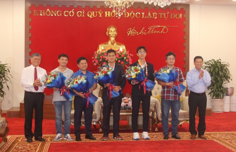 Ông Nguyễn Văn Dũng, Phó Chủ tịch UBND TPHCM và ông Nguyễn Văn Hiếu, Giám đốc Sở GD&ĐT TPHCM tặng hoa đoàn dự thi.