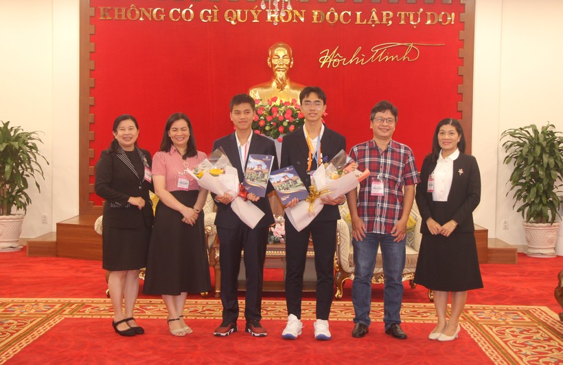 Ban giám hiệu, giáo viên Trường THPT chuyên Lê Hồng Phong chụp ảnh cùng 2 học trò vừa đạt giải.