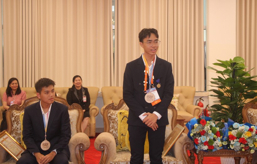 Em Nguyễn Lê Quốc Bảo phát biểu tại buổi gặp mặt.
