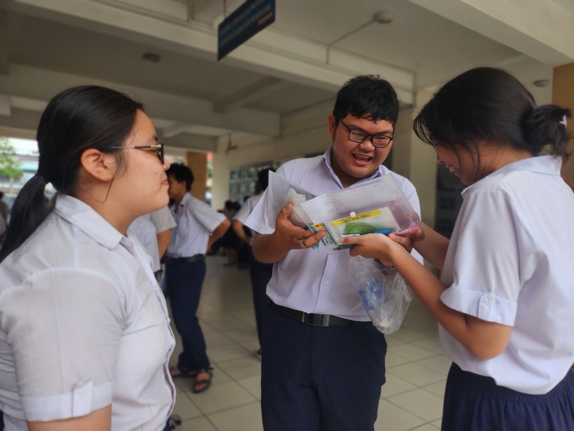 Thí sinh tại điểm thi Trường THCS Nguyễn Trung Trực gửi những lời chúc tốt đẹp đến nhau trước khi bước vào thi môn Toán.