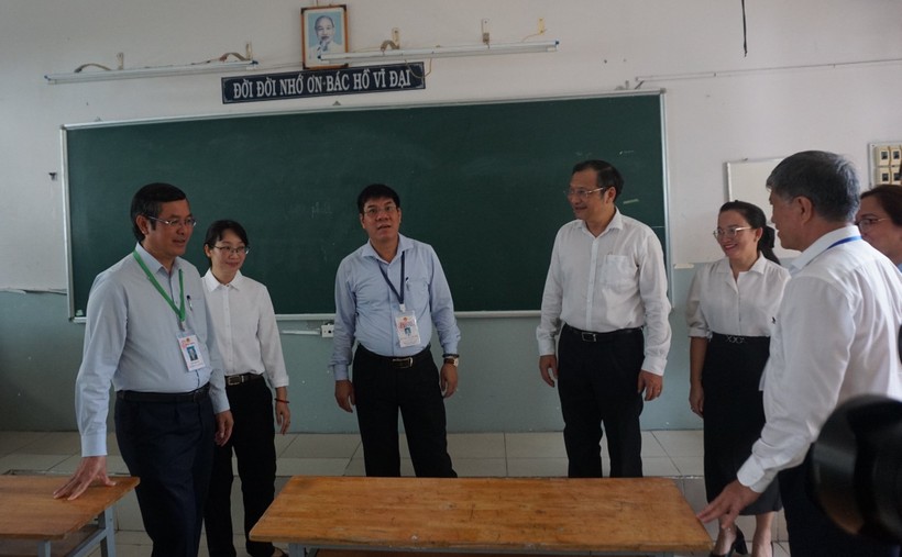 Đoàn công tác kiểm tra tại điểm thi Trường THCS Trần Văn Ơn (quận 1, TPHCM)