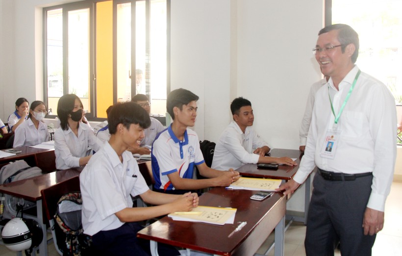 Thứ trưởng Nguyễn Văn Phúc động viên học sinh Trường THPT Nguyễn Trung Trực.