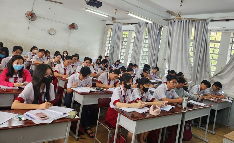 Học sinh Trường THPT Trường Chinh ôn tập nghiêm túc.