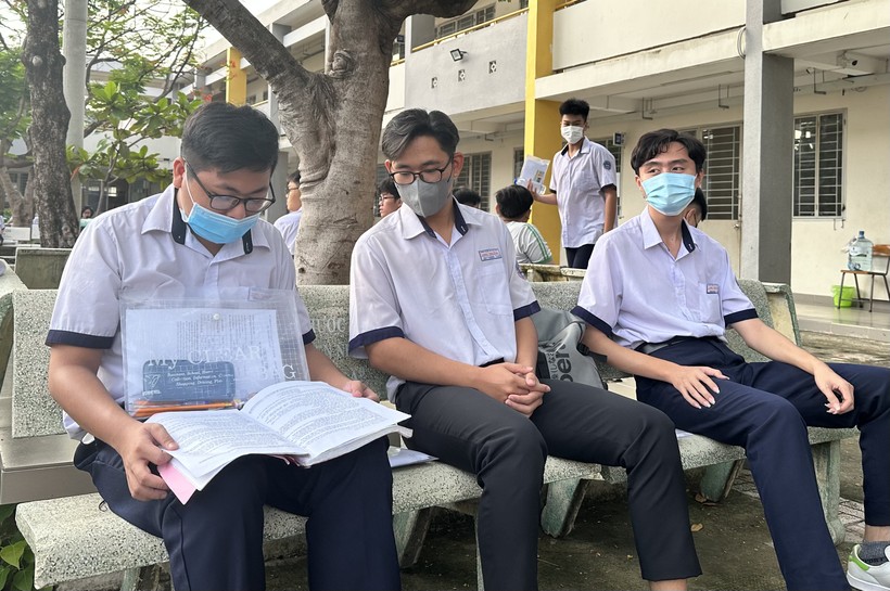 Nhiều thí sinh tại điểm thi Trường THPT Phước Long đến sớm, tranh thủ xem lại bài.
