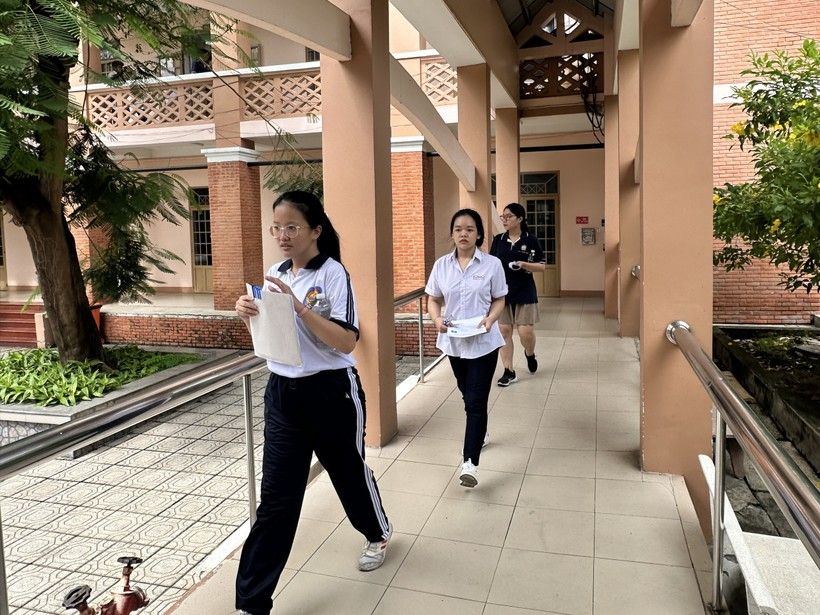 Các thí sinh tại điểm thi Trường THPT Tam Hiệp (TP Biên Hòa, Đồng Nai) có mặt từ rất sớm.