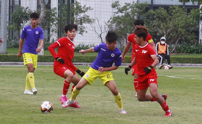 Hà Nội thất thủ 1-3 trước PVF (áo đỏ) trong trận cầu căng thẳng cuối trận.