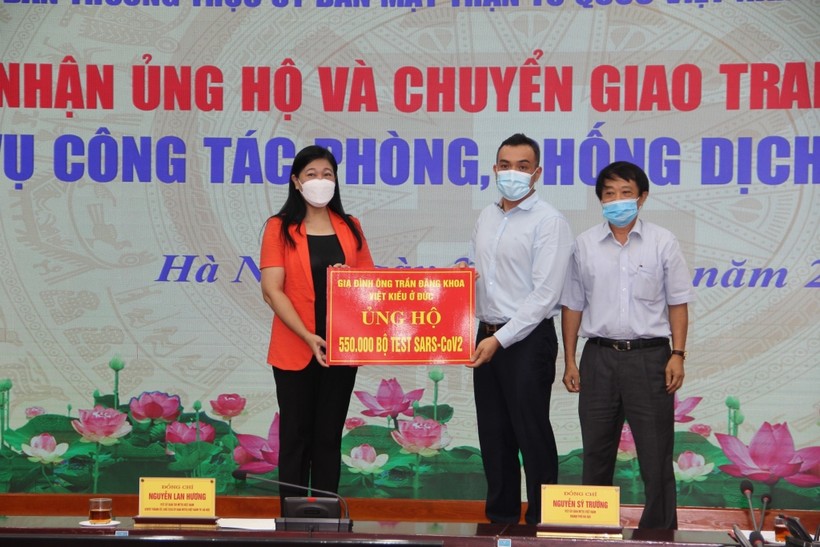 Chủ tịch Ủy ban MTTQVN TP Hà Nội Nguyễn Lan Hương tiếp nhận ủng hộ.