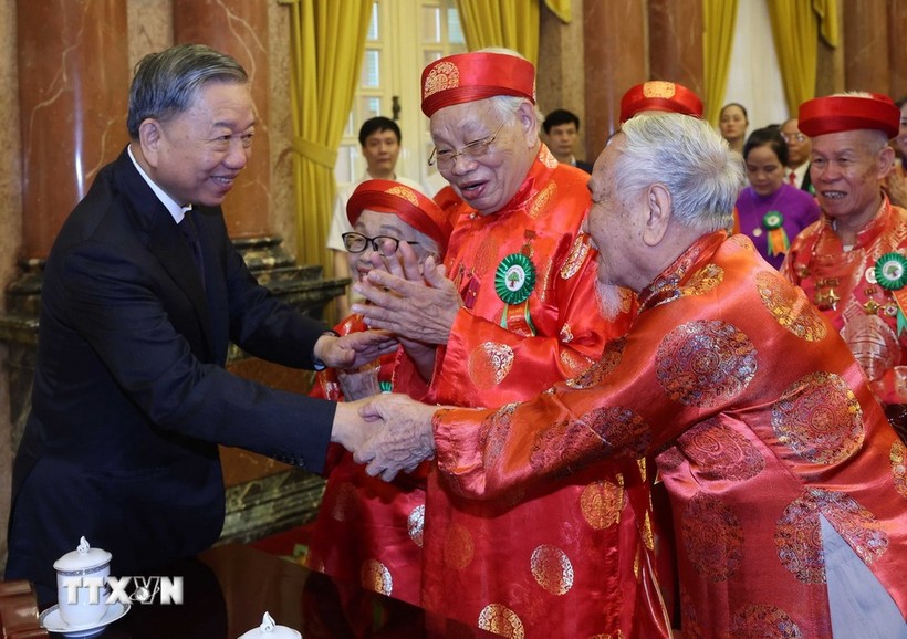 Chủ tịch nước Tô Lâm với người cao tuổi tiêu biểu. (Ảnh: Nhan Sáng/TTXVN)