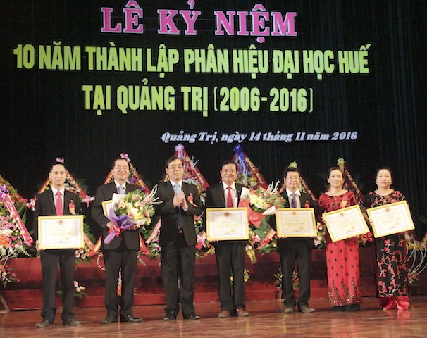 Lãnh đạo tỉnh Quảng Trị khen thưởng tập thể cá nhân phân hiệu Đại học Huế tại Quảng Trị vì những đóng góp quan trọng trong việc đào tạo, bồi dưỡng nguồn nhân lực, đội ngũ của tỉnh Quảng Trị trong 10 năm qua.