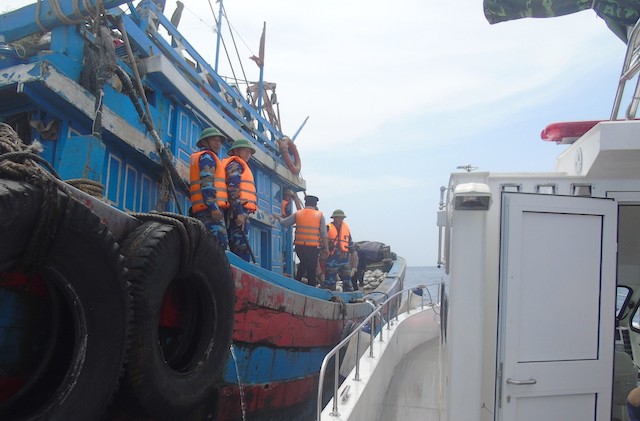 Lực lượng chức năng tiếp cận kiểm tra các tàu cá có hành vi dùng phương án đánh bắt dã cào trái phép trên địa bàn tỉnh Quảng Bình