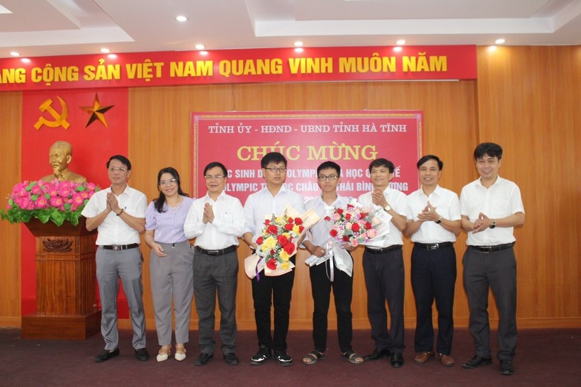 Lãnh đạo UBND tỉnh Hà Tĩnh tặng hoa chúc mừng các học sinh Hà Tĩnh tham dự các kỳ thi quốc tế 2023 (Ảnh tư liệu).