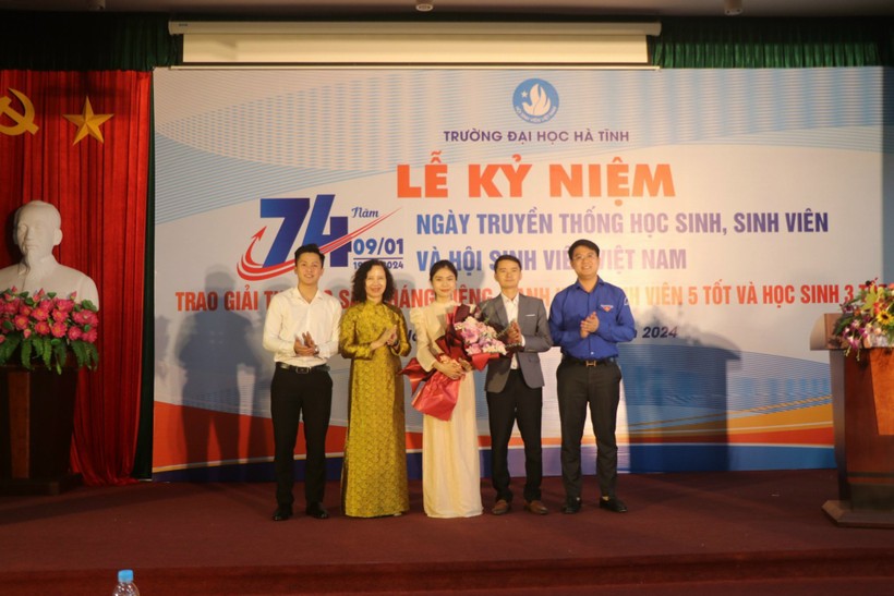 Đại diện Ban Giám hiệu nhà trường, Tỉnh đoàn tặng hoa chúc mừng BCH Hội Sinh viên Trường Đại học Hà Tĩnh. 