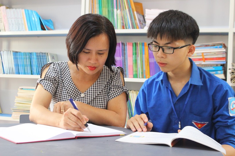 Em Lê Viết Mạnh (lớp 11A) cùng cô giáo Trương Thị Thu Thủy - GV bồi dưỡng đội tuyển Toán.