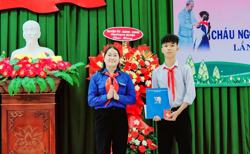 Tỉnh đoàn Bình Định trao huy hiệu “Tuổi trẻ dũng cảm” cho học sinh cứu người đuối nước.