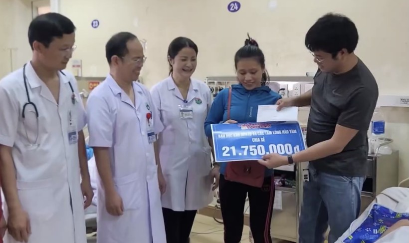 Đại diện Báo GD&TĐ trao số tiền hơn 21 triệu đồng hỗ trợ em Vũ Tuấn Phan.