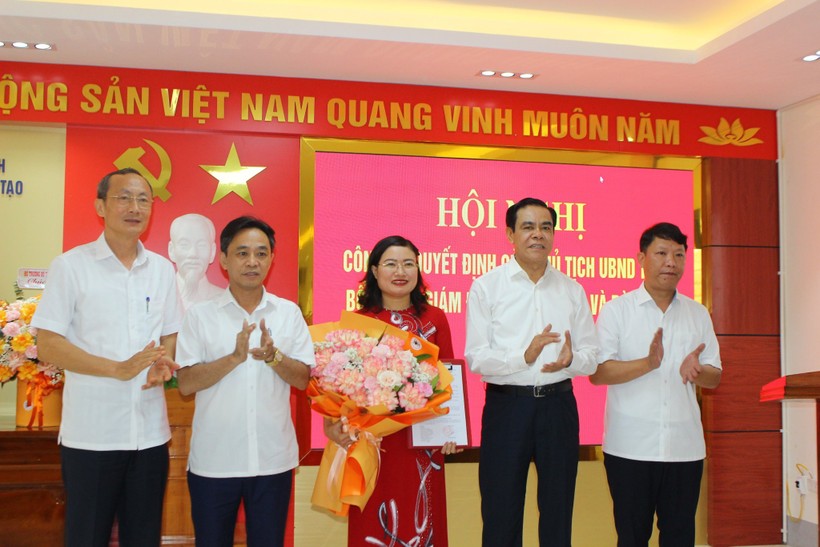 Lãnh đạo tỉnh Hà Tĩnh trao quyết định và tặng hoa chúc mừng tân Giám đốc Sở GD&ĐT.