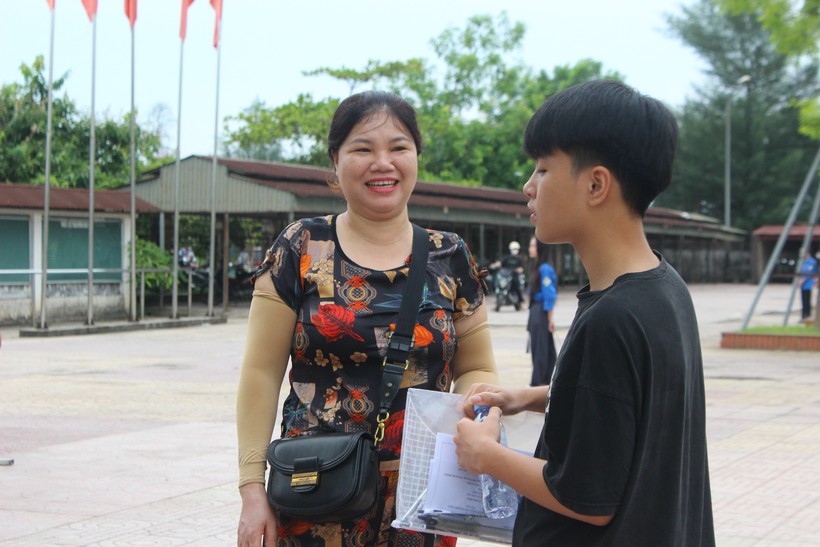 Chị Phan Thị Hương (trú phường Tân Giang, TP Hà Tĩnh) dặn dò con trước khi bước vào phòng thi.