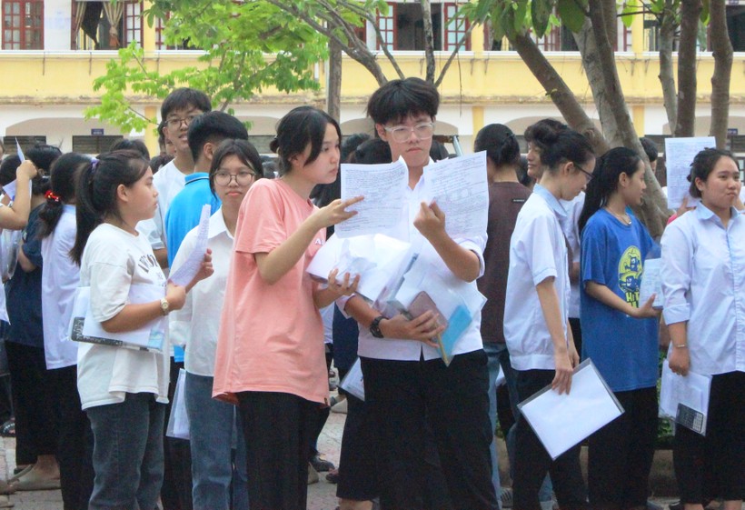 Các thí sinh tại điểm thi THCS Nguyễn Du (TP Hà Tĩnh) trao đổi kết quả sau buổi thi.