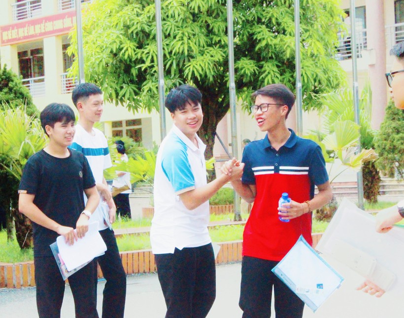 Thí sinh Hà Tĩnh phấn khởi kết thúc môn thi cuối cùng của kỳ thi tuyển sinh lớp 10.