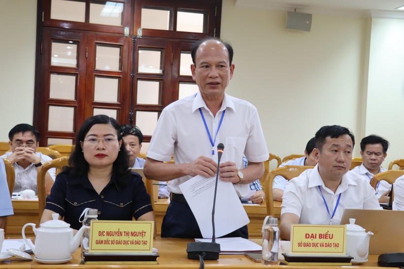 Ông Nguyễn Quốc Anh - Phó Giám đốc Sở GD&ĐT Hà Tĩnh báo cáo công tác chuẩn bị Kỳ thi tốt nghiệp THPT tại địa phương.