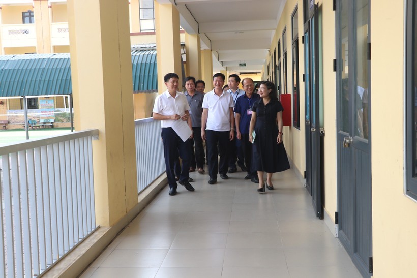 Đoàn công tác kiểm tra cơ sở vật chất tại Trường THCS Nguyễn Du - điểm thi của Trường THPT Phan Đình Phùng.